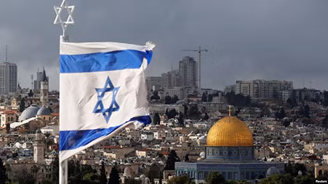 Cờ Israel trên Mái vòm Đá trong Cổ Thành ở Jerusalem.