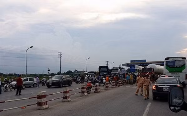 Công an Hưng Yên phân luồng đảm bảo TTATGT tại trạm BOT. Công an Hưng Yên phân luồng đảm bảo TTATGT tại trạm BOT.