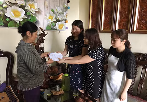 Đồng nghiệp đến thăm hỏi, chia sẻ tại nhà mẹ đẻ chị Huyền.