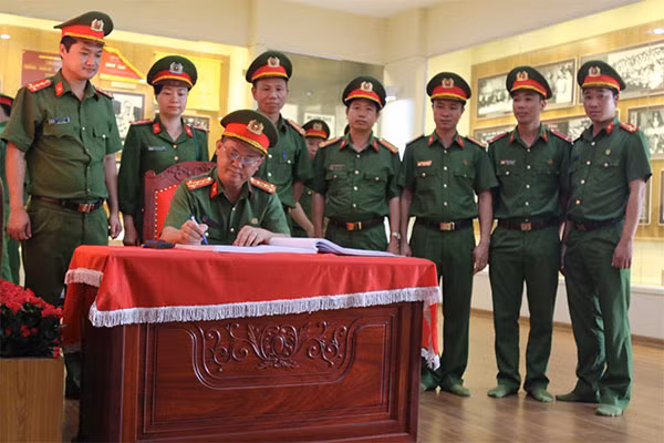 Đại tá Võ Hữu Canh, Hiệu trưởng nhà trường ghi cảm tưởng tại Phòng tưởng niệm Chủ tịch Hồ Chí Minh. Đại tá Võ Hữu Canh, Hiệu trưởng nhà trường ghi cảm tưởng tại Phòng tưởng niệm Chủ tịch Hồ Chí Minh.