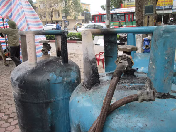 Bình gas bị cháy.