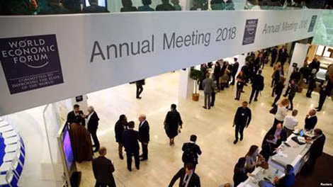Hành lang hội trường chính tại Davos trước giờ khai mạc.