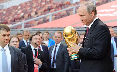 Tổng thống Nga Vladimir Putin cầm trên tay Cúp bóng đá thế giới tại Moskva, tháng 9-2017.