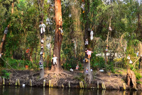 Đảo búp bê, Mexico: Hòn đảo Isla de las Munecas nổi tiếng với hàng trăm búp bê cũ bị mất tay chân, đầu hay mắt. Truyền thuyết kể rằng các búp bê này có thể di chuyển tay và chân. Thậm chí, một số người cho biết họ nghe thấy cả tiếng búp bê nói chuyện. Đảo búp bê, Mexico: Hòn đảo Isla de las Munecas nổi tiếng với hàng trăm búp bê cũ bị mất tay chân, đầu hay mắt. Truyền thuyết kể rằng các búp bê này có thể di chuyển tay và chân. Thậm chí, một số người cho biết họ nghe thấy cả tiếng búp bê nói chuyện.