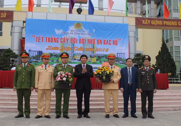 Đồng chí Trần Đăng Ninh Phó Bí thư Thường trực Tỉnh ủy, Chủ tịch HĐND tỉnh Hòa Bình tặng lẵng hoa chúc mừng chiến công xuất sắc của Công an tỉnh Hòa Bình.