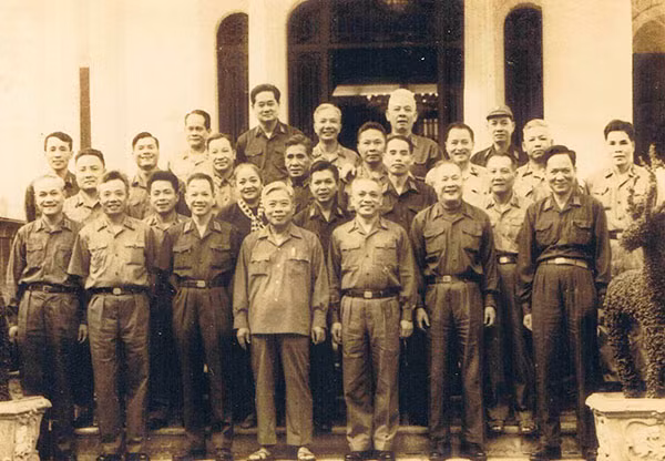 Thiếu tướng Ba Trần với các đồng chí lãnh đạo Bộ Chỉ huy Chiến dịch Hồ Chí Minh.