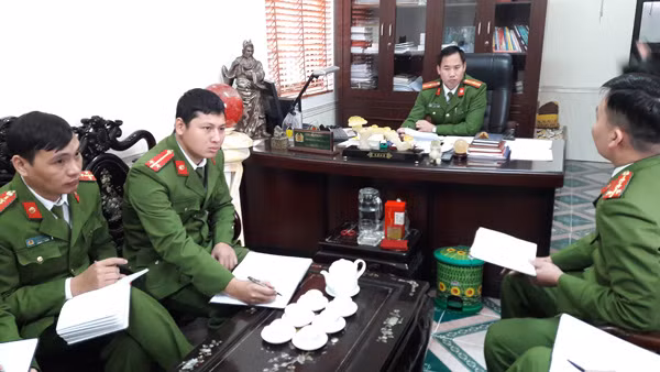 Một buổi họp bàn kế hoạch phá án của Công an huyện Yên Mỹ.
