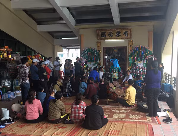 Việc tổ chức hầu đồng tại chợ là trái quy định.