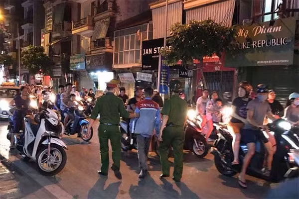 Công an áp giải người đàn ông về trụ sở.