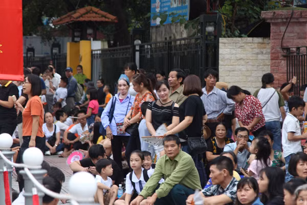 Người dân xếp hàng dài từ đầu phố Ngọc Hà đến gần công viên Bách Thảo.