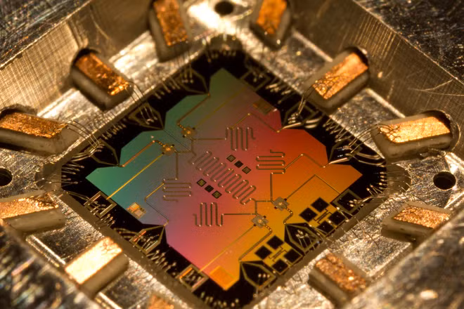 Chip lượng tử Bristlecone 72-qubit mạnh nhất thời điểm hiện tại.