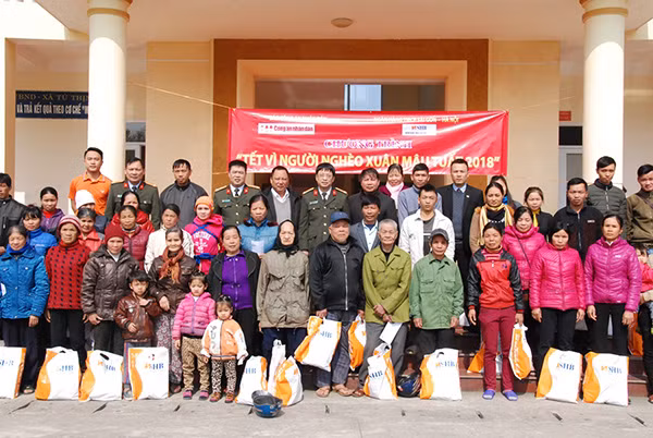 Phó Tổng Biên tập Phạm Quang Khải; đại diện Công an tỉnh Tuyên Quang và SHB chi nhánh tỉnh Tuyên Quang trao quà Tết tới đồng bào nghèo xã Tú Thịnh.