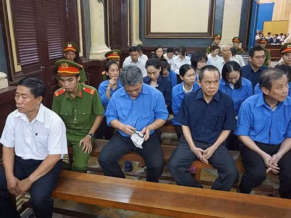 Các bị cáo tại phiên xử.
