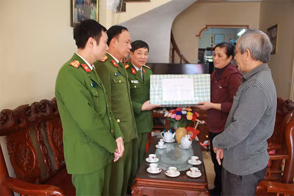 Đại tá Lê Quốc Hữu, Phó Cục trưởng Cục Cảnh sát truy nã tội phạm Bộ Công an thăm hỏi tặng quà gia đình liệt sỹ Bùi Quốc Đại.