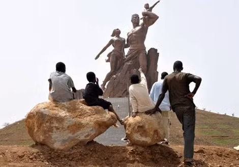 Tượng đài châu Phi Phục hưng ở Senegal do Triều Tiên xây dựng.