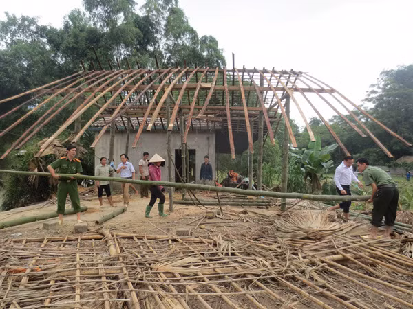 Cán bộ, chiến sĩ Công an huyện Vị Xuyên giúp dân dựng lại nhà ở. Cán bộ, chiến sĩ Công an huyện Vị Xuyên giúp dân dựng lại nhà ở.