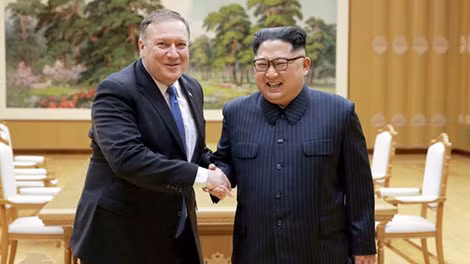 Ngoại trưởng Mỹ Pompeo và nhà lãnh đạo Kim Jong-un. Ảnh: BBC.com.