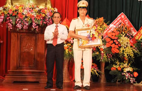 Thượng tá Nguyễn Đức Cường đón nhận danh hiệu cao quý Anh hùng LLVTND (năm 2012). Thượng tá Nguyễn Đức Cường đón nhận danh hiệu cao quý Anh hùng LLVTND (năm 2012).