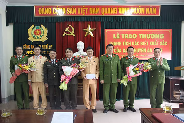 Đại tá Nguyễn Mạnh Hùng tặng hoa chúc mừng những chiến công xuất sắc. Đại tá Nguyễn Mạnh Hùng tặng hoa chúc mừng những chiến công xuất sắc.