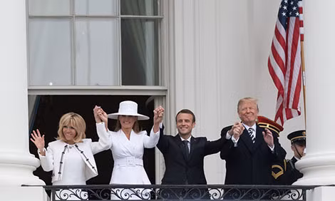 Ông Donald Trump và bà Melania tiếp đón Tổng thống Pháp Emmanuel Macron và phu nhân. Ông Donald Trump và bà Melania tiếp đón Tổng thống Pháp Emmanuel Macron và phu nhân.