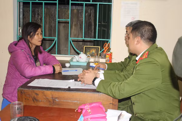 Công an huyện Kim Bôi lấy lời khai của đối tượng Bùi Thị Dình.