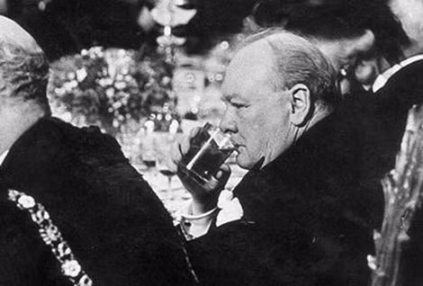 Thủ tướng Winston Churchill của Anh là một người nghiện rượu nặng.