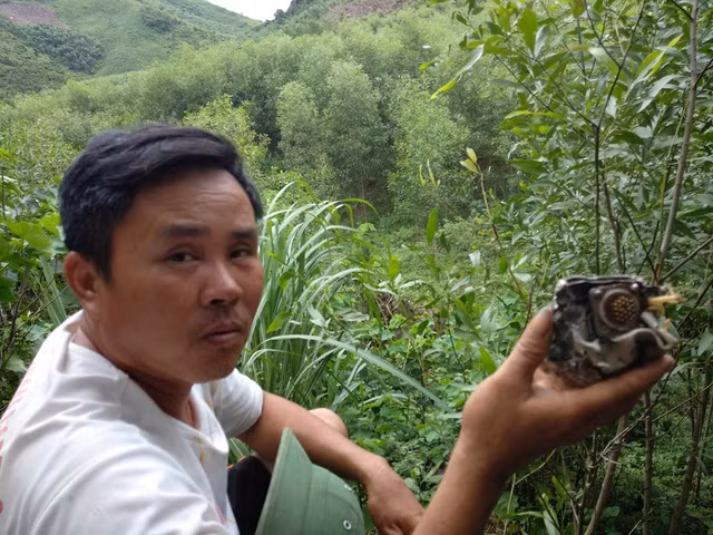 Một người dân nhặt được mảnh vỡ từ Su22 và giao nộp lại cho cơ quan chức năng. Một người dân nhặt được mảnh vỡ từ Su22 và giao nộp lại cho cơ quan chức năng.