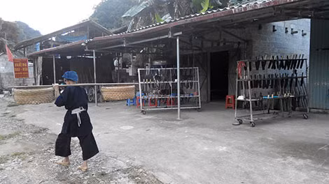 Các sản phẩm riêng có bày bán ngay đầu làng Phúc Sen.
