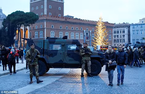 Cảnh sát tuần tra tại các khu vực tập trung đông người đón năm mới ở Rome, Italy. Ảnh: Reuters.