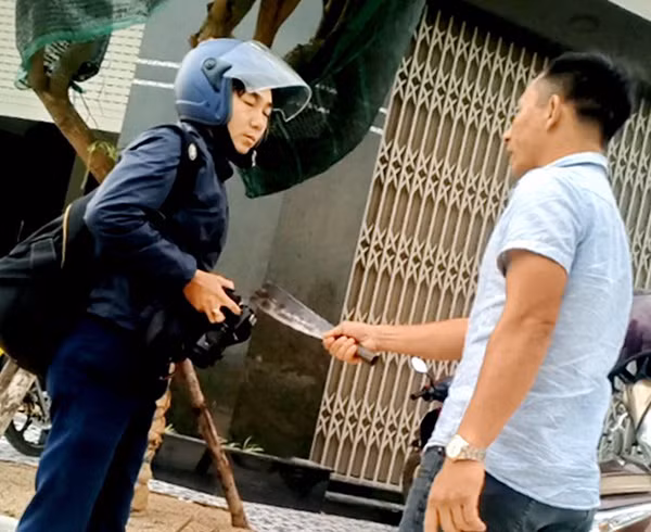Đối tượng Nguyễn Văn Bình cầm dao đe dọa tính mạng PV Dũ Tuấn.