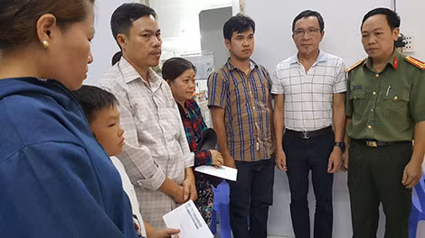 Đại diện Báo CAND và ông Lâm Tấn Lợi thăm hỏi, tặng quà cho các thân nhân hiệp sĩ.