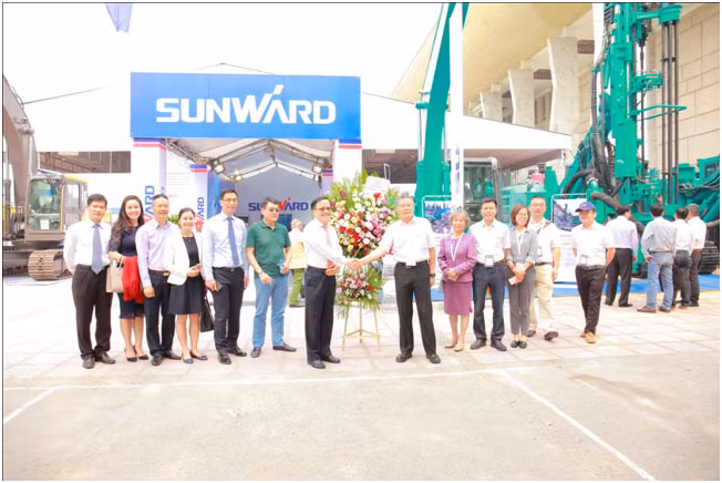 Lãnh đạo hai Tập đoàn tham quan gian hàng triển lãm của Sunward tại Hà Nội.
