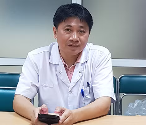 Bác sĩ Lê Việt Khánh, Phó khoa Cấp cứu Tiêu hóa, bệnh viện Việt Đức.
