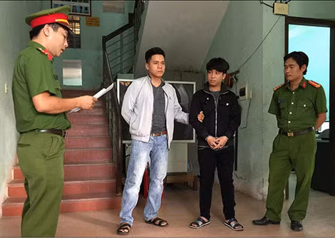 “Cò” mua bán thận Đặng Phúc Hoàng Anh (áo đen) bị bắt giữ. “Cò” mua bán thận Đặng Phúc Hoàng Anh (áo đen) bị bắt giữ.