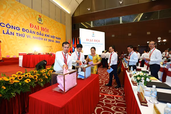 Các đại biểu bỏ phiếu tại Đại hội. Các đại biểu bỏ phiếu tại Đại hội.