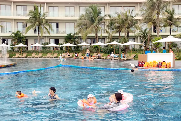 Bể bơi nước mặn rộng 5.100 m2 tại FLC Sầm Sơn được thiết kế với hệ thống lưu dẫn nước biển tự động và khu vực riêng cho trẻ em, đảm bảo an toàn và sức khỏe cho bé.