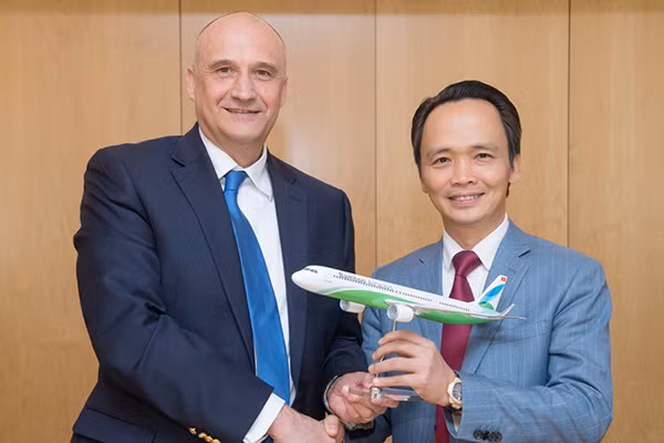 Ông Eric Schulz và ông Trịnh Văn Quyết bên mô hình máy bay A321NEO.