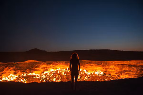 Cửa địa ngục, Turkmenistan: Cách đây hơn 40 năm, hố lửa bất ngờ xuất hiện trên sa mạc ở miền bắc Turkmenistan. Kể từ đó đến nay, lửa vẫn cháy dưới hố mà mọi người đặt tên cho nó là hố Darvaza hay còn gọi là Cửa địa ngục. Cửa địa ngục, Turkmenistan: Cách đây hơn 40 năm, hố lửa bất ngờ xuất hiện trên sa mạc ở miền bắc Turkmenistan. Kể từ đó đến nay, lửa vẫn cháy dưới hố mà mọi người đặt tên cho nó là hố Darvaza hay còn gọi là Cửa địa ngục.