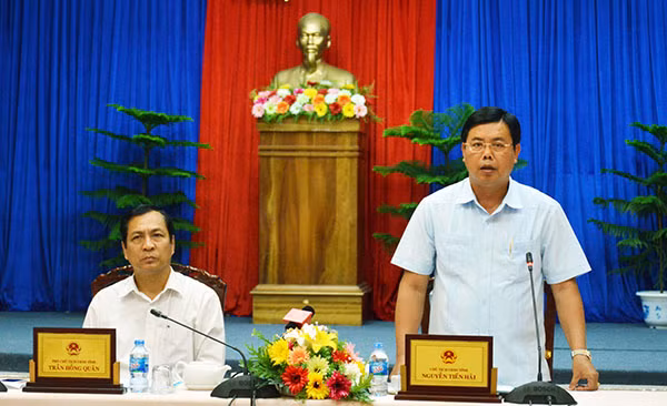 Ông Nguyễn Tiến Hải, Chủ tịch UBND tỉnh Cà Mau, phát biểu tại cuộc họp chiều 15-8.