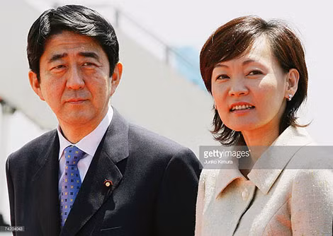 Thủ tướng Shinzo Abe và vợ, bà Akie.