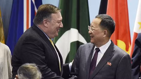 Ngoại trưởng Mỹ Mike Pompeo bắt tay chào xã giao Ngoại trưởng Triều Tiên Ri Yong Ho khi họ chuẩn bị chụp ảnh tập thể tại Diễn đàn Khu vực ASEAN ngày 4-8. Ngoại trưởng Mỹ Mike Pompeo bắt tay chào xã giao Ngoại trưởng Triều Tiên Ri Yong Ho khi họ chuẩn bị chụp ảnh tập thể tại Diễn đàn Khu vực ASEAN ngày 4-8.