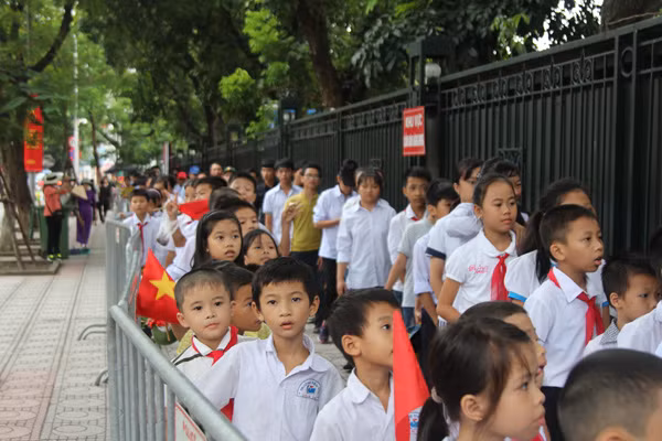 Nhiều học sinh từ mọi miền háo hức chờ đợi giây phút được vào thăm Lăng Bác.