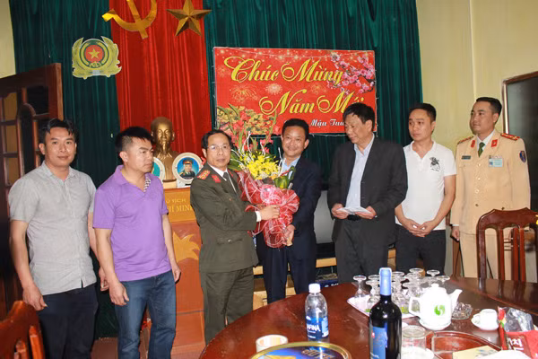 Đại tá Phạm Hồng Tuyến - Giám đốc Công an tỉnh tặng hoa chúc mừng và thưởng Ban chuyên án 20 triệu đồng.