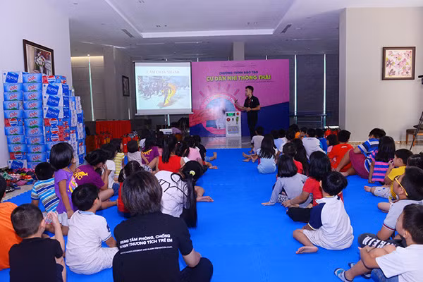 Đông đảo các em nhỏ tham gia khóa đào tạo “Cư dân nhí thông thái” do Vinhomes tổ chức. Trong ảnh, các em đang chăm chú xem phim ngắn về tình huống hỏa hoạn.
