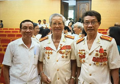 Đại tá Nguyễn Việt Cường (ngoài cùng bên phải) và đồng đội trong một buổi họp mặt truyền thống.