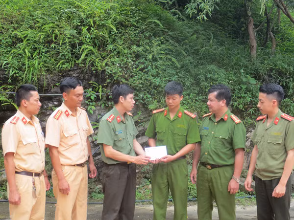 Đại diện Báo CAND trao quà hỗ trợ tới cán bộ, chiến sĩ Công an huyện Quản Bạ. Đại diện Báo CAND trao quà hỗ trợ tới cán bộ, chiến sĩ Công an huyện Quản Bạ.