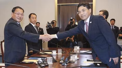Trưởng đoàn Hàn Quốc, Thứ trưởng Bộ Giao thông Kim Jeong-ryeol (bên phải) bắt tay đồng nhiệm Triều Tiên Kim Yun Hyok, trong cuộc gặp tại Bàn Môn Điếm, ngày 26-6.