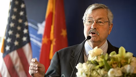 Ngày 23-9, Trung Quốc triệu đại sứ Mỹ tại Bắc Kinh, ông Terry Branstad, đến bộ Ngoại giao để phản đối lệnh trừng phạt của Hoa Kỳ. Ngày 23-9, Trung Quốc triệu đại sứ Mỹ tại Bắc Kinh, ông Terry Branstad, đến bộ Ngoại giao để phản đối lệnh trừng phạt của Hoa Kỳ.