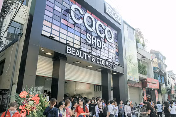 Hàng trăm tín đồ làm đẹp đã “đổ bộ” đến Coco Shop trong ngày khai trương tại số 80 phố Chùa Bộc. Hàng trăm tín đồ làm đẹp đã “đổ bộ” đến Coco Shop trong ngày khai trương tại số 80 phố Chùa Bộc.