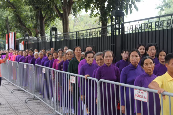 Một phái đoàn người cao tuổi trong trang phục áo dài xếp hàng viếng Bác.